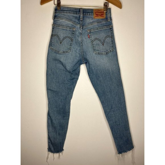 Levis Wedgie Skinny Sz 26 Light Wash Distressed Frayed Hem Button Fly Crop - Picture 8 of 10